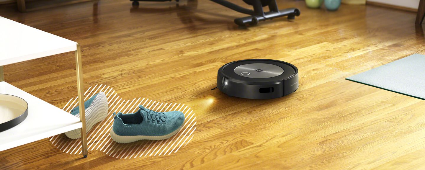 Een Roomba die schoenen op de vloer detecteert