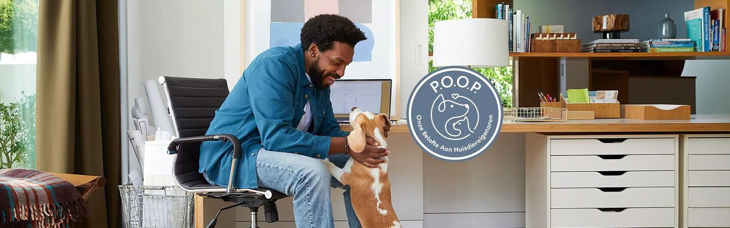 Man met een hond achter de computer Logo Onze Belofte Aan Huisdiereigenaren