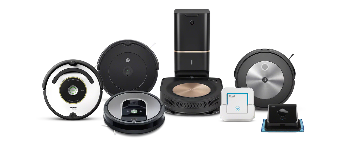 Een gezin speelt in de keuken achter beelden van de robotstofzuigers en dweilrobots van iRobot.