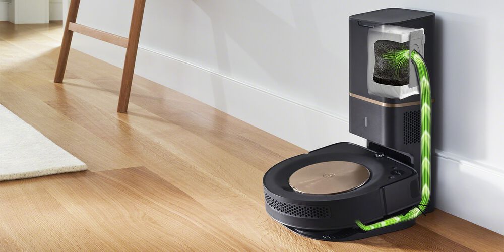 s9 Roomba wordt opgeladen op zijn dock