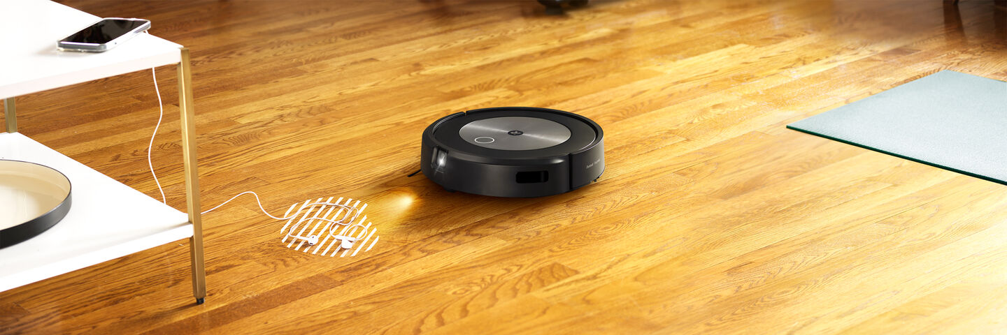 Robot Roomba détectant des chaussures sur le sol