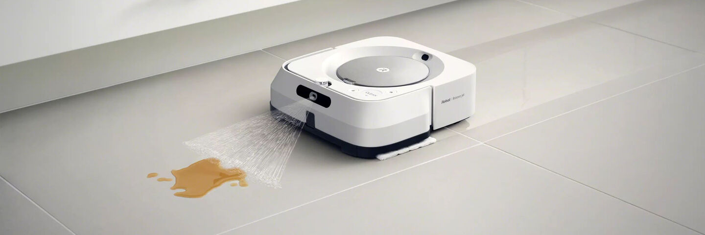 Un Braava m6 blanc nettoyant du liquide sur un sol